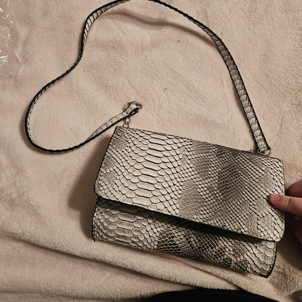 Monroe one shoulder bag